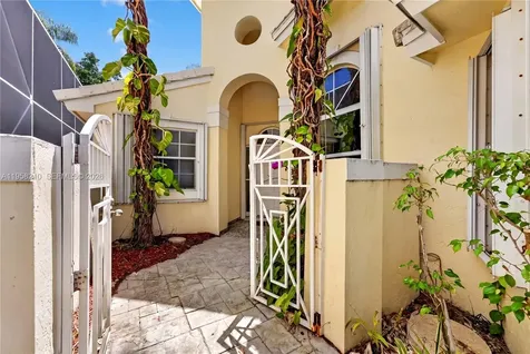 1251 E Wilshire Circle E Pembroke Pines FL 33027