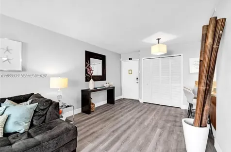830 NW 87t Avenue Miami FL 33172