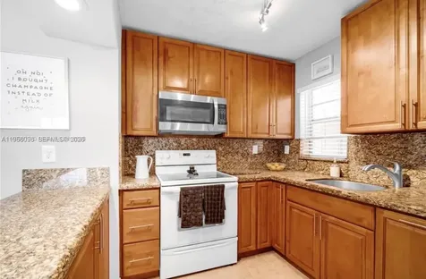 830 NW 87t Avenue Miami FL 33172