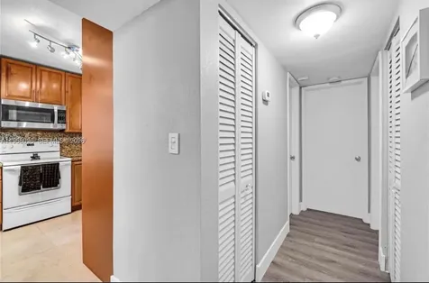 830 NW 87t Avenue Miami FL 33172