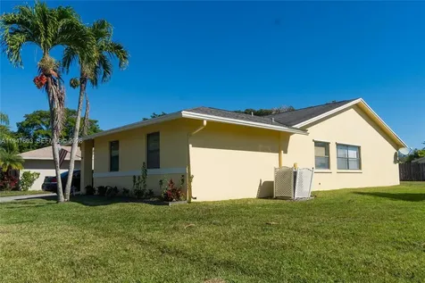 7674 NW 88th Lane Tamarac FL 33321
