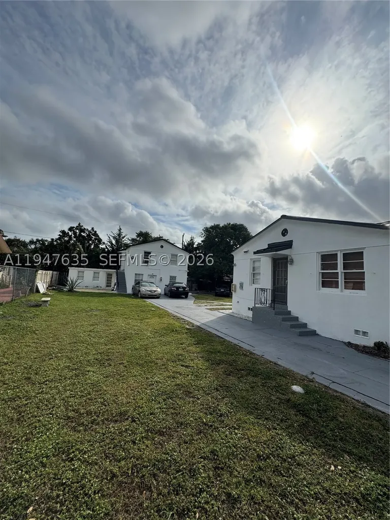 921 N 17th Court Hollywood FL 33020