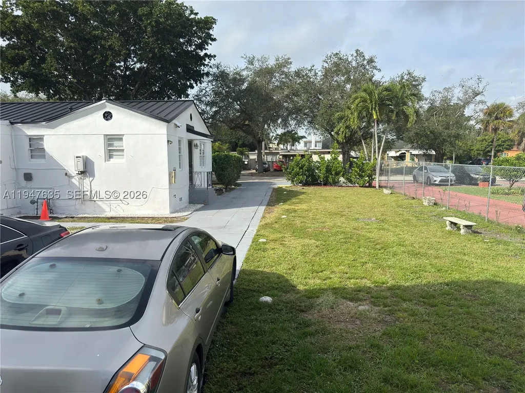 921 N 17th Court Hollywood FL 33020