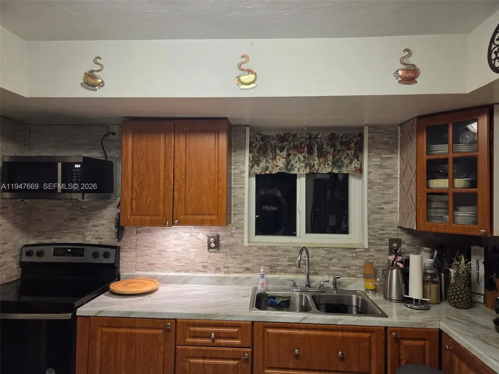 800 NW 48th Terrace Plantation FL 33317