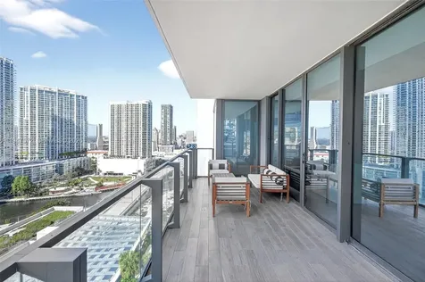 68 SE 6th Street Miami FL 33131