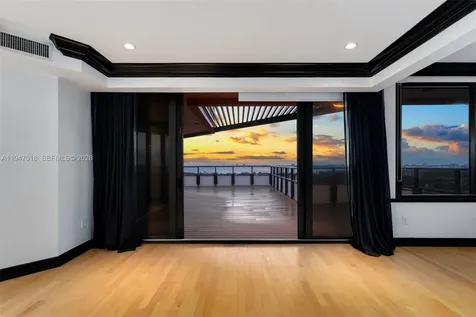 5225 Collins Avenue Miami Beach FL 33140