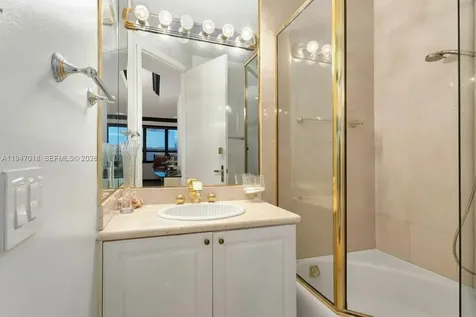5225 Collins Avenue Miami Beach FL 33140