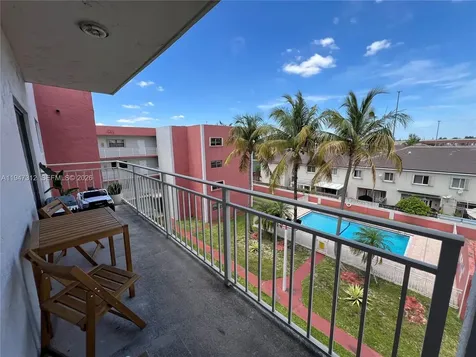 8425 NW 8th Street Miami FL 33126