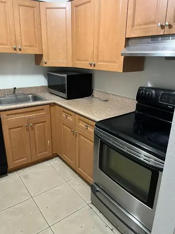 5221 Geneva Way Doral FL 33166