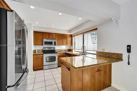 2990 Oaktree Lane Hollywood FL 33021