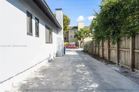 418 NW 9th Avenue Miami FL 33128