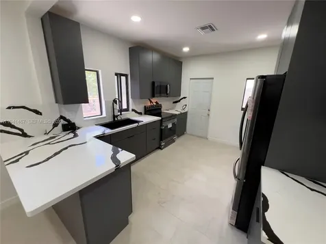 418 NW 9th Avenue Miami FL 33128
