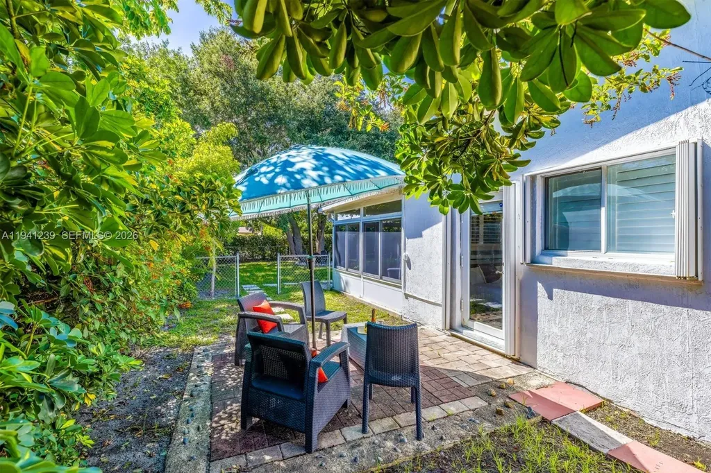 312 N Luna Court Hollywood FL 33021