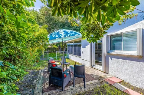 312 N Luna Court Hollywood FL 33021