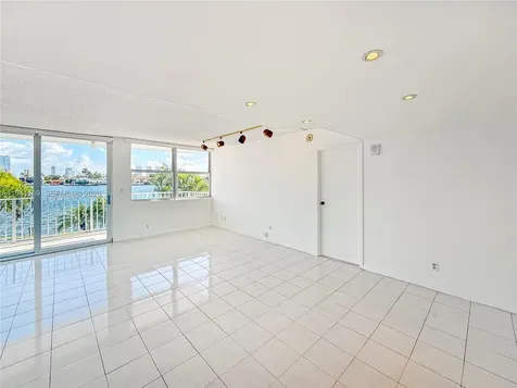 16570 NE 26th Avenue North Miami Beach FL 33160