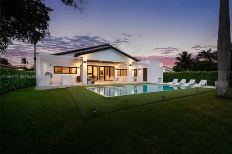 2560 NE 199th Street Miami FL 33180