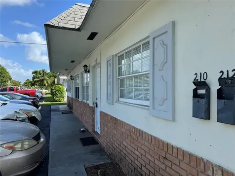212 NE 41 Street Oakland Park FL 33334