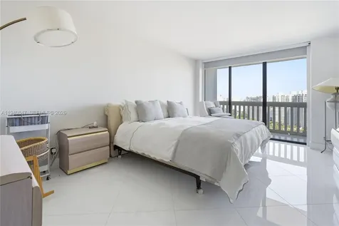 1000 W Island Boulevard Aventura FL 33160