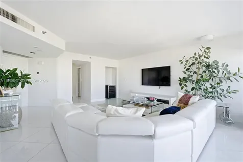 1000 W Island Boulevard Aventura FL 33160