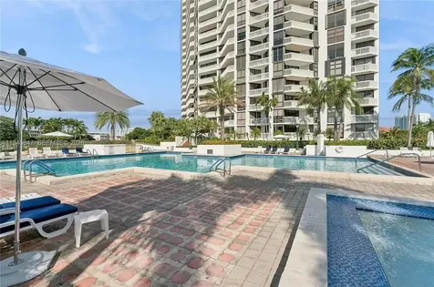 1000 W Island Boulevard Aventura FL 33160
