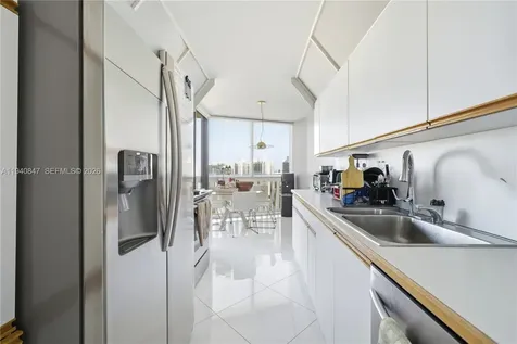 1000 W Island Boulevard Aventura FL 33160