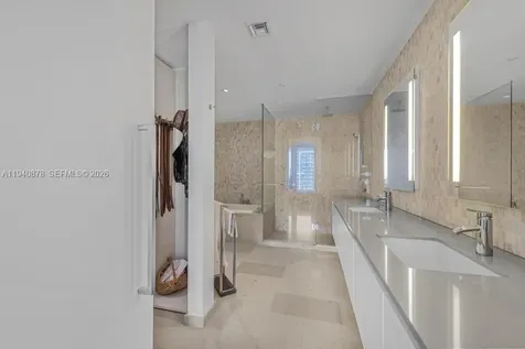 68 SE 6th Street Miami FL 33131