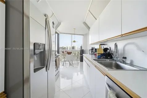 1000 W Island Boulevard Aventura FL 33160