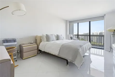 1000 W Island Boulevard Aventura FL 33160