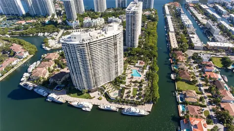1000 W Island Boulevard Aventura FL 33160