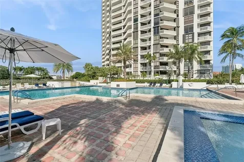 1000 W Island Boulevard Aventura FL 33160