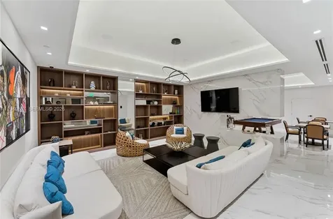 1000 W Island Boulevard Aventura FL 33160
