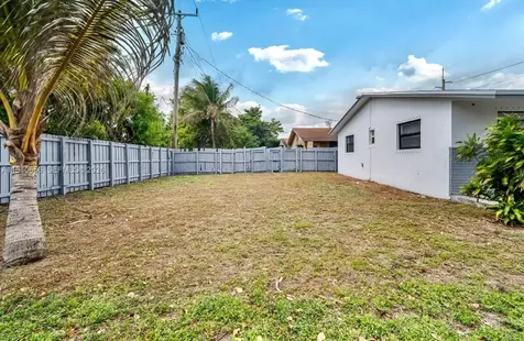 4030 SW 19th Street West Park FL 33023