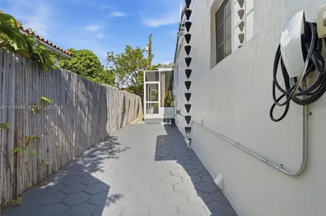 3681 SW 21st Street Miami FL 33145