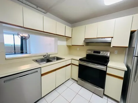 2555 Collins Avenue Miami Beach FL 33140