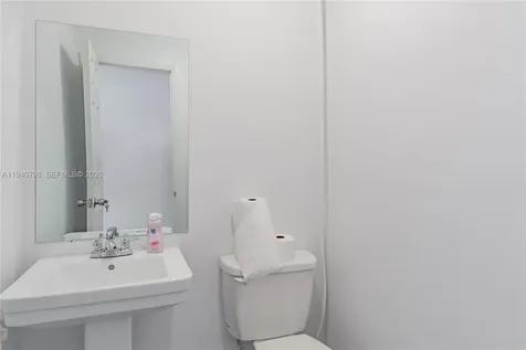 1670 W 31st Place Hialeah FL 33012