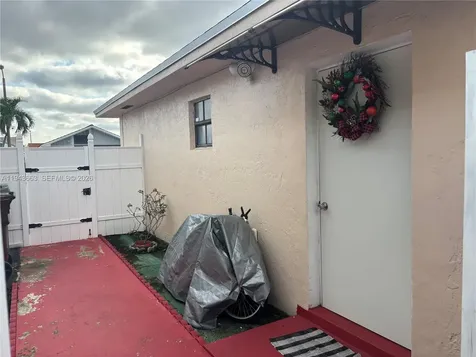 2741 W 74th Street Hialeah FL 33016