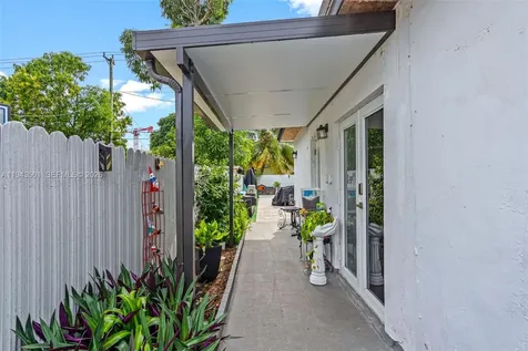 864 E 29th Street Hialeah FL 33013