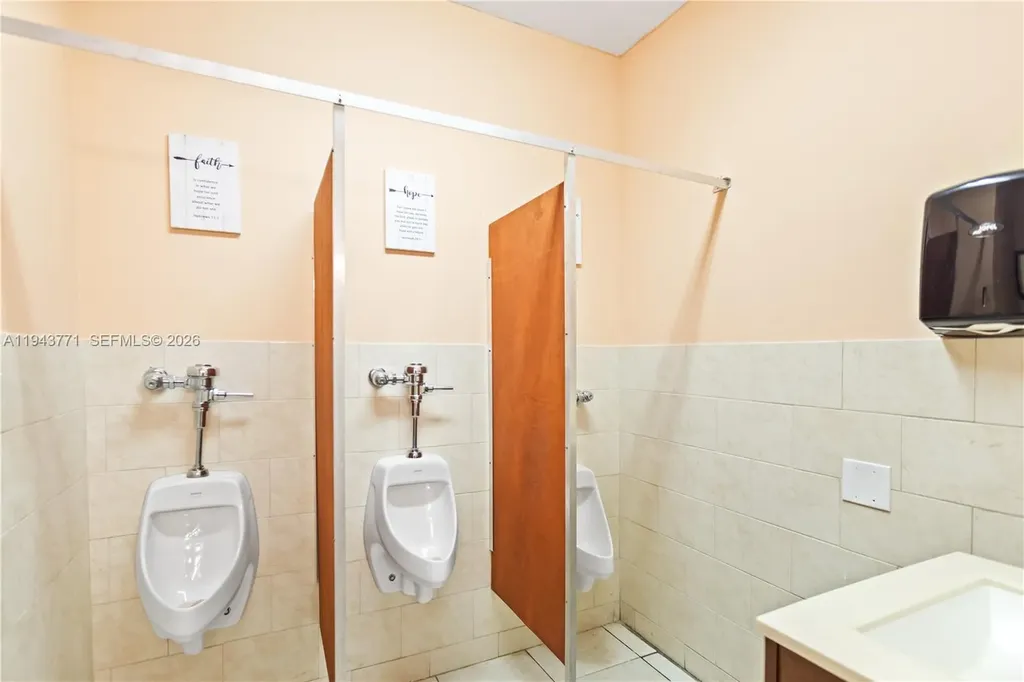 2025 N Dixie Highway Pompano Beach FL 33060
