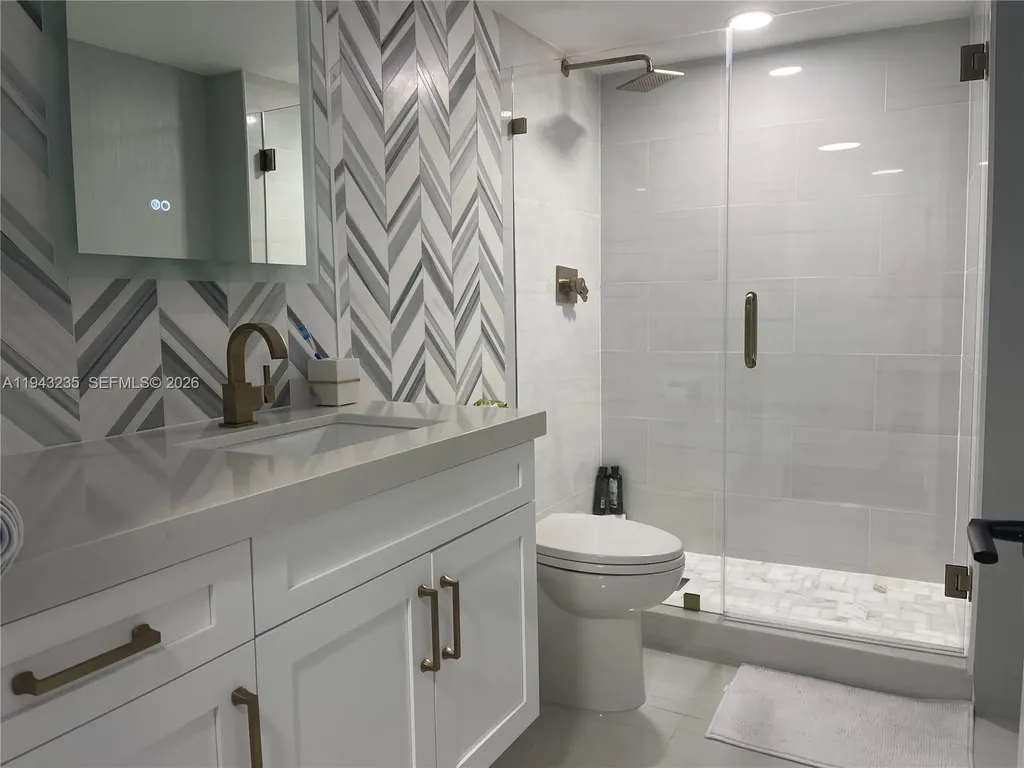 2555 Collins Avenue Miami Beach FL 33140
