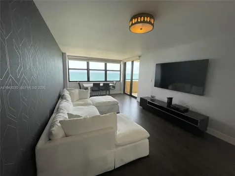 2555 Collins Avenue Miami Beach FL 33140