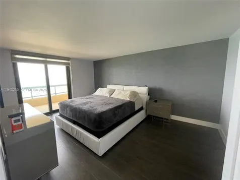 2555 Collins Avenue Miami Beach FL 33140
