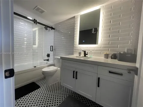 2555 Collins Avenue Miami Beach FL 33140