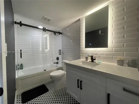 2555 Collins Avenue Miami Beach FL 33140