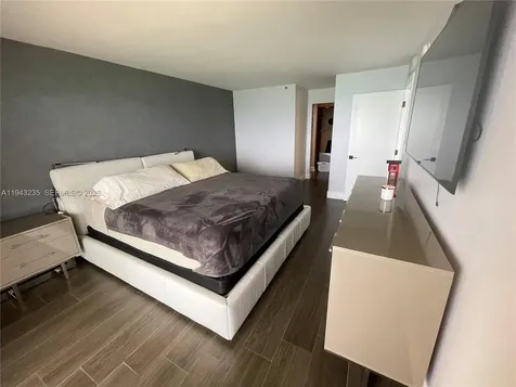 2555 Collins Avenue Miami Beach FL 33140