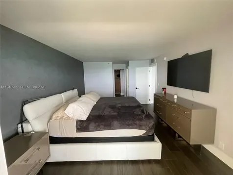 2555 Collins Avenue Miami Beach FL 33140