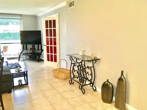 9410 N Hollybrook Lake Drive Pembroke Pines FL 33025