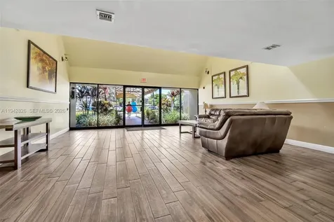 220 Lakeview Drive Weston FL 33326