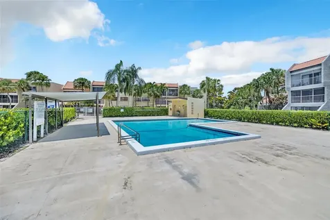 220 Lakeview Drive Weston FL 33326