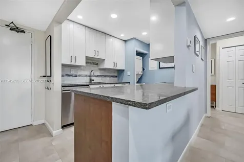 220 Lakeview Drive Weston FL 33326