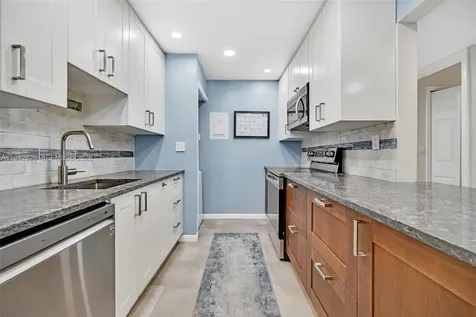 220 Lakeview Drive Weston FL 33326